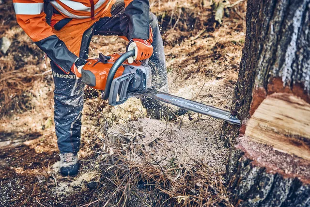 Husqvarna 562 XP Mark II Pilarka spalinowa łańcuchowa zapewnia możliwość stosowania długich prowadnic Husqvarna 562 XP Mark II Pilarka spalinowa łańcuchowa zapewnia możliwość stosowania długich prowadnic